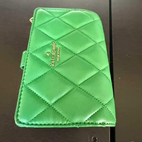 Kate Spade Vibrant Green Quilted Wallet - Picture 1 of 5